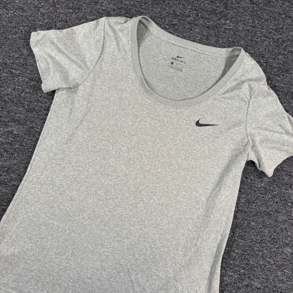 Nike Dri-FIT Training Shirt Womens Medium Gray Short Sleeve Scoop Neck Tee